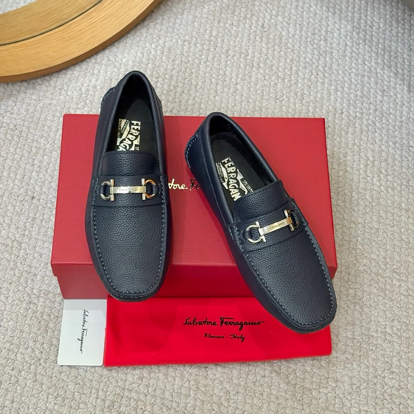 Men's men's shoes 💰420 (Yangli) Ferragamo 〰Ferragamo 2⃣️0⃣️2⃣️5️⃣ New series 👊🏻 Upper 🇮🇹 Italian imported calfskin, original outsole molding. Water-dyed sheepskin lining. The identity of every successful man is set off, and the upper and lower shoes are elegant and stable🚶🏻🚶🏻The high-end custom counter original replica is an eternal classic🔍️Number of codes: 38-46 with counter packaging